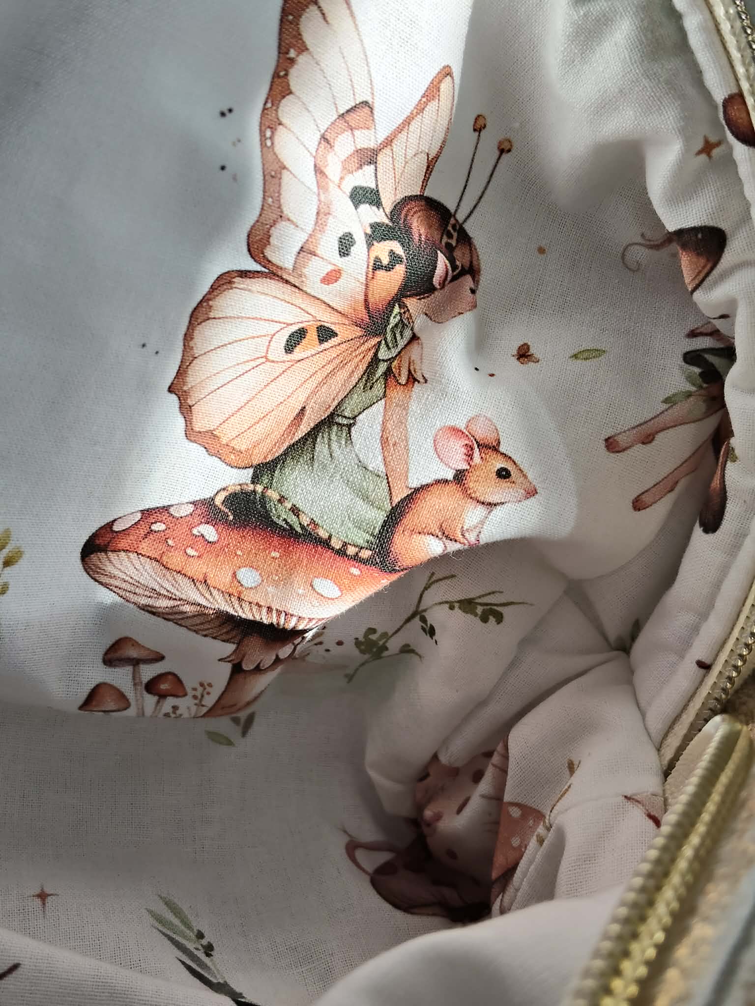 Trousse de toilette en velours avec une broderie