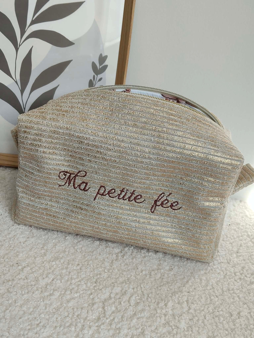 Trousse de toilette en velours avec une broderie
