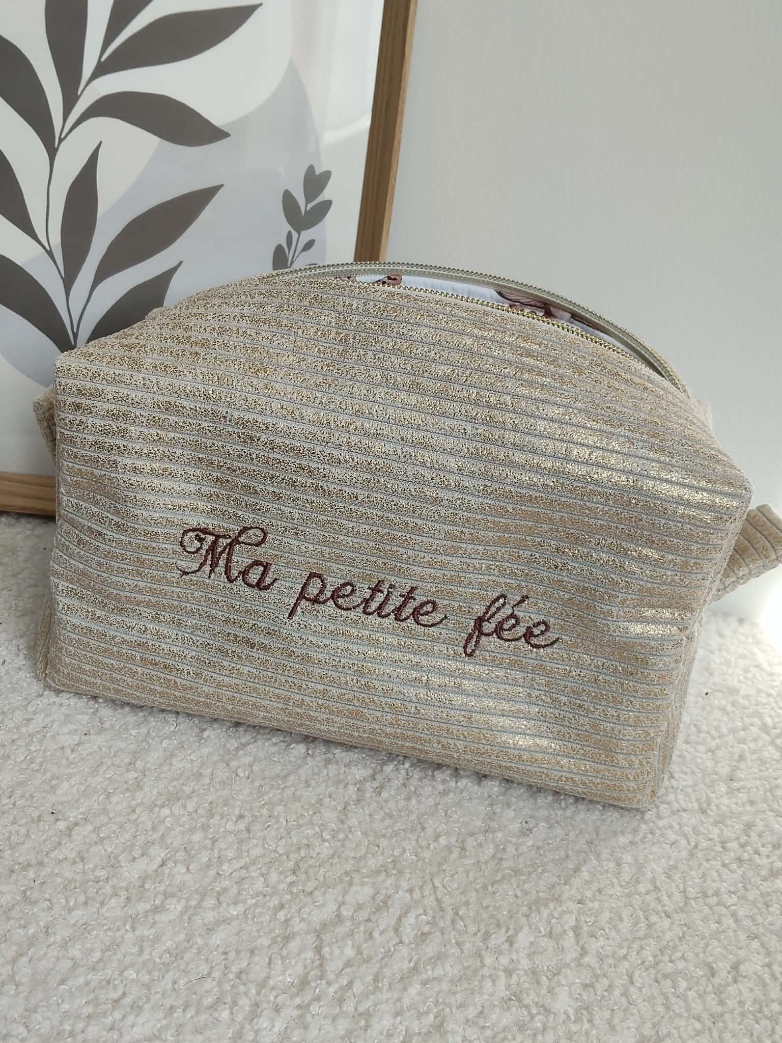 Trousse de toilette en velours avec une broderie