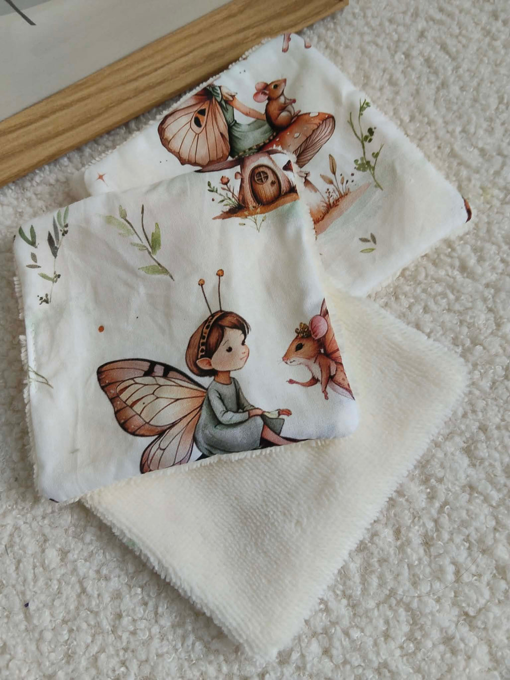 Trousse de toilette en velours avec une broderie