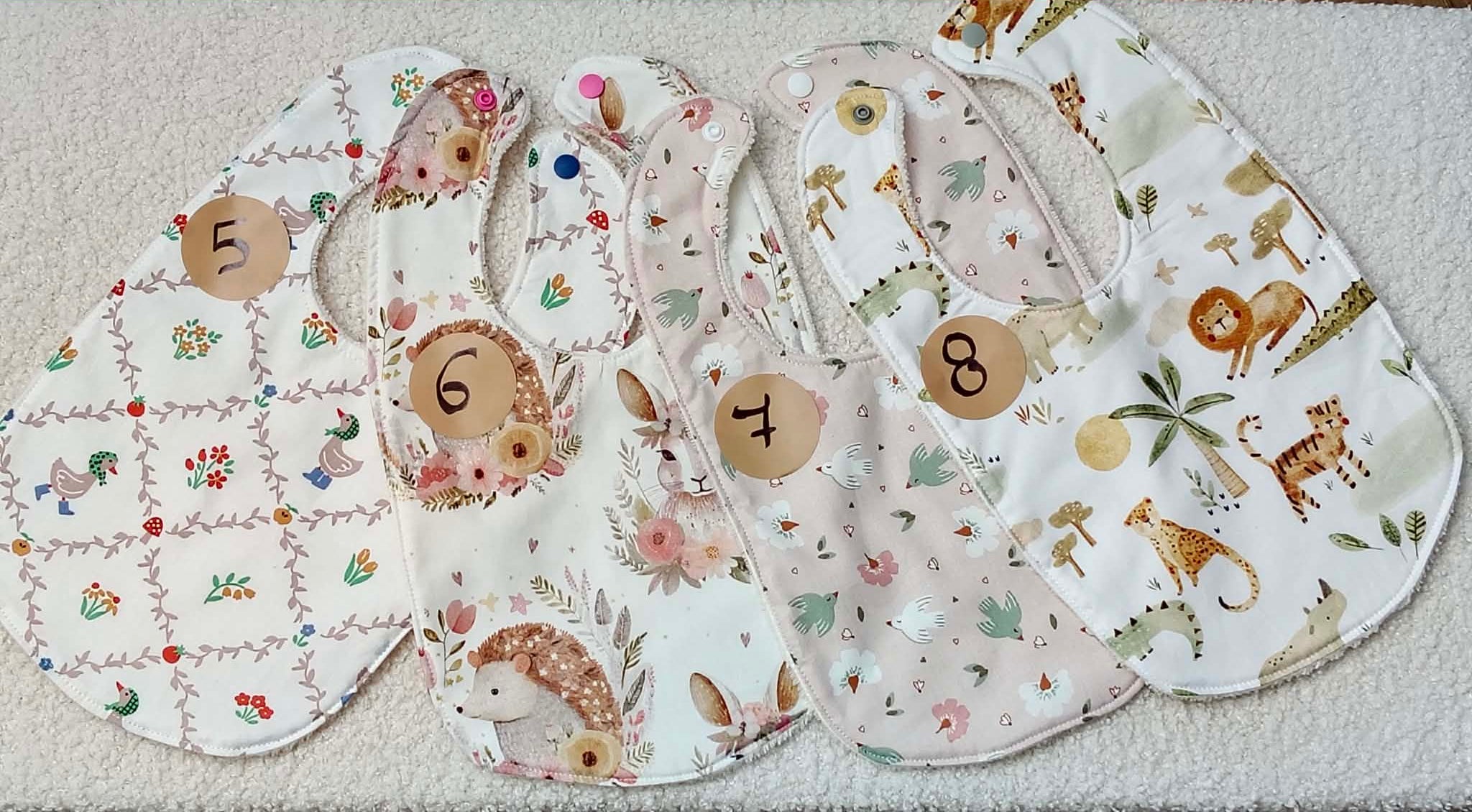 Les bavoirs en éponge bambou en stock